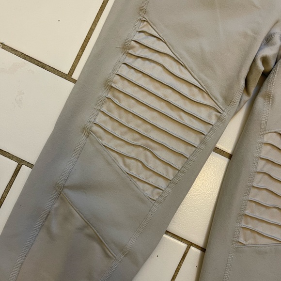 Alo Moto Leggings Light Grey (XS) - Picture 5 of 6